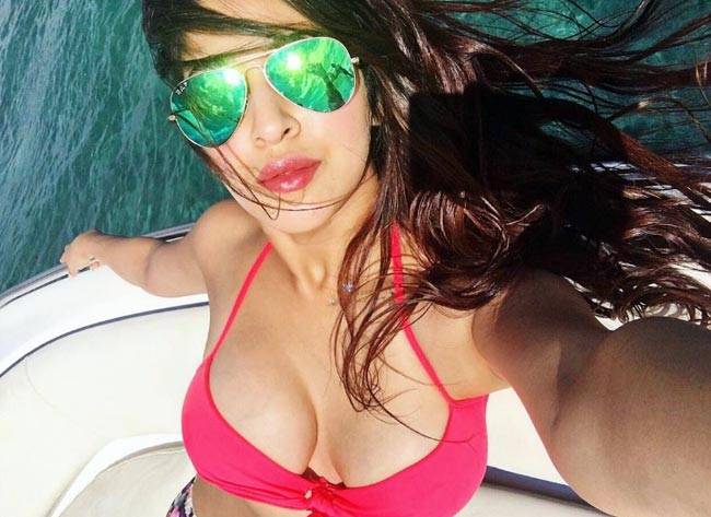 इन बिकिनी Pics को लेकर चर्चा में आईं 'महादेव' की 'पार्वती'