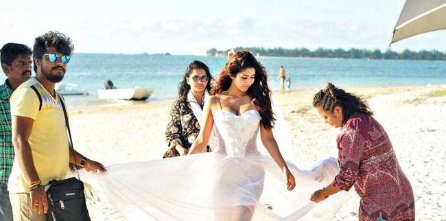 इन बिकिनी Pics को लेकर चर्चा में आईं 'महादेव' की 'पार्वती'