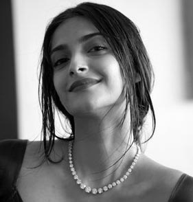 Happy Birthday: बिंदास सोनम कपूर का 'फिल्‍मी सफरनामा'