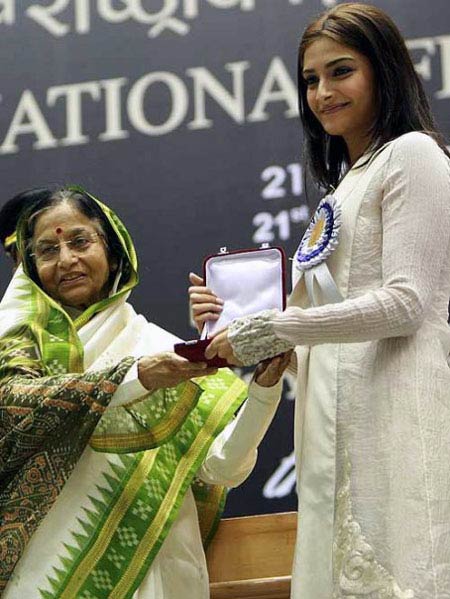 Happy Birthday: बिंदास सोनम कपूर का 'फिल्‍मी सफरनामा'