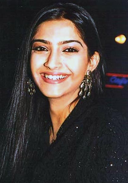 Happy Birthday: बिंदास सोनम कपूर का 'फिल्‍मी सफरनामा'