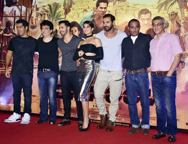 ये क्या कर रहीं हैं जैकलीन?