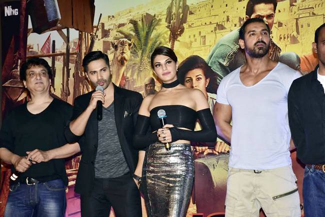 ये क्या कर रहीं हैं जैकलीन?