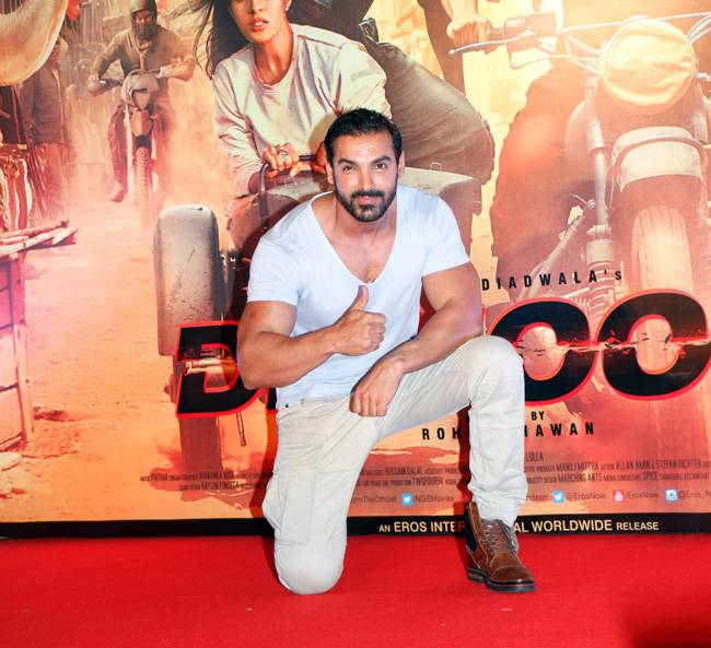 ये क्या कर रहीं हैं जैकलीन?