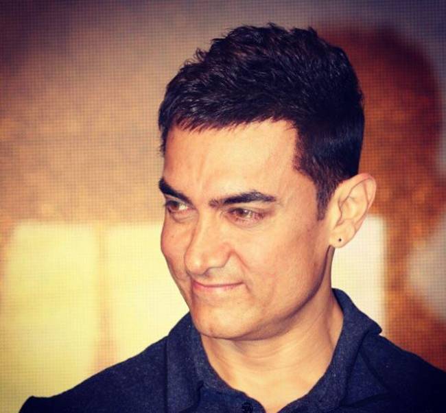 अपने जूनियर्स से बहुत यंग दिखते हैं ये बॉलीवुड सितारे