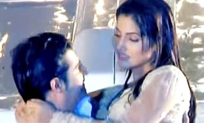 टीवी स्टार्स का पूल रोमांस, TRP का पूरा चांस