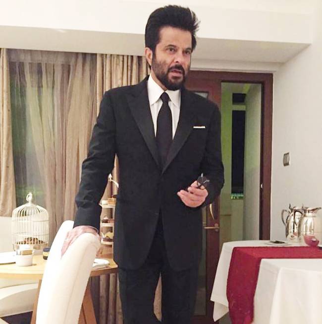 अपने जूनियर्स से बहुत यंग दिखते हैं ये बॉलीवुड सितारे