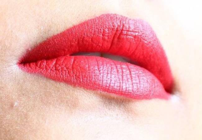 दीपिका-करीना की तरह आप भी रेड लि‍पस्टिक लगाती हैं तो...