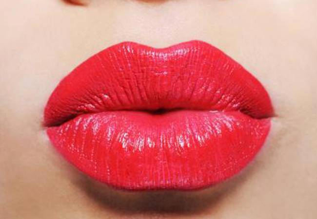 दीपिका-करीना की तरह आप भी रेड लि‍पस्टिक लगाती हैं तो...