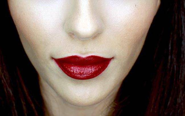 दीपिका-करीना की तरह आप भी रेड लि‍पस्टिक लगाती हैं तो...