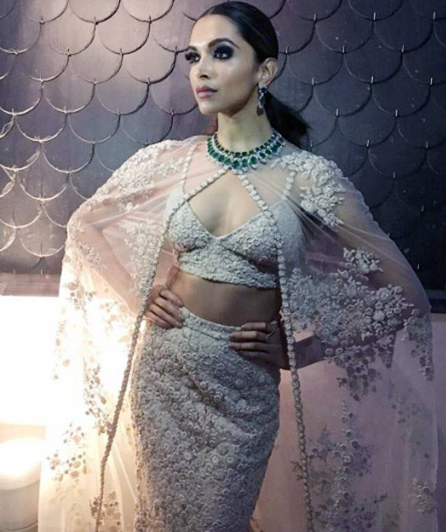 IIFA में दीपिका का लुक देख आप कहेंगे WOW !!