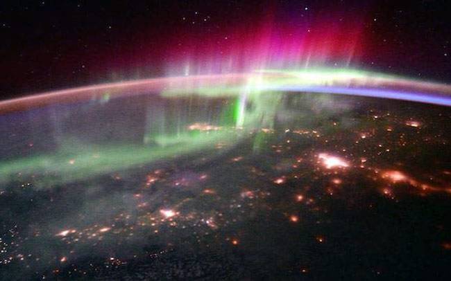 देखें तस्वीरें, अंतरिक्ष से कैसी नजर आती है हमारी धरती...