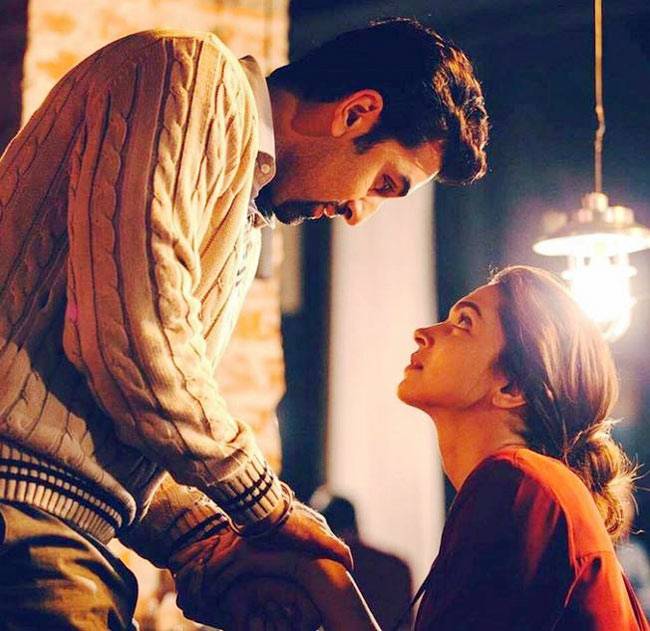 रूठी गर्लफ्रेंड को मनाने के कभी न फेल होने वाले 5 ट‍िप्स...