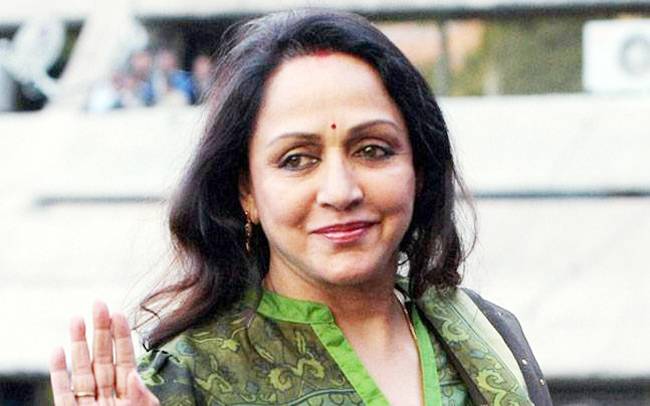 अपने जूनियर्स से बहुत यंग दिखते हैं ये बॉलीवुड सितारे