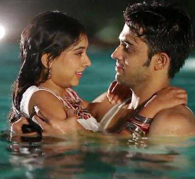 टीवी स्टार्स का पूल रोमांस, TRP का पूरा चांस