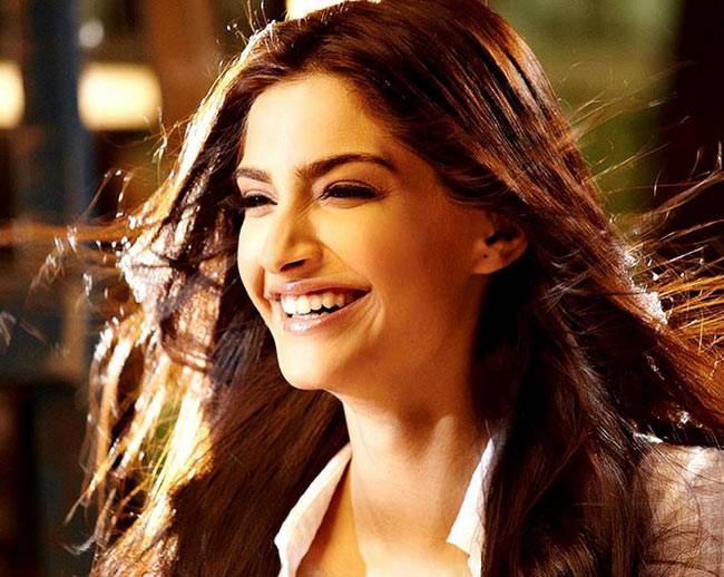 रूठी गर्लफ्रेंड को मनाने के कभी न फेल होने वाले 5 ट‍िप्स...