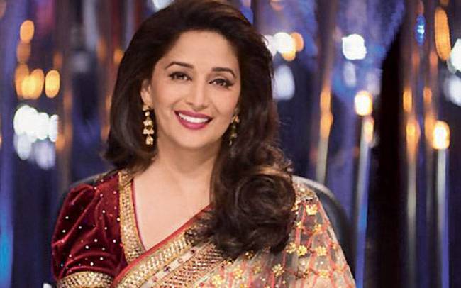 अपने जूनियर्स से बहुत यंग दिखते हैं ये बॉलीवुड सितारे