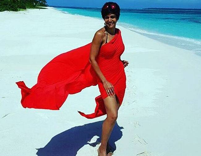 मालदीव में बिकिनी पहन मंदिरा ने पानी में लगाई आग