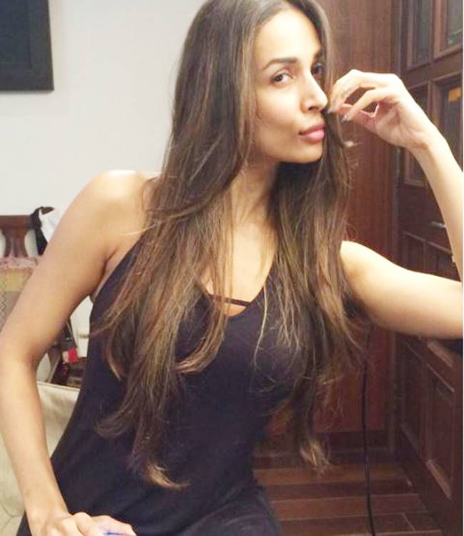 अपने जूनियर्स से बहुत यंग दिखते हैं ये बॉलीवुड सितारे