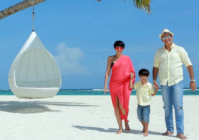 मालदीव में बिकिनी पहन मंदिरा ने पानी में लगाई आग