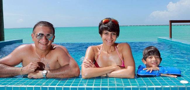 मालदीव में बिकिनी पहन मंदिरा ने पानी में लगाई आग