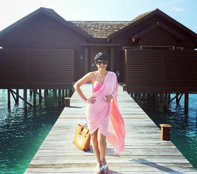 मालदीव में बिकिनी पहन मंदिरा ने पानी में लगाई आग