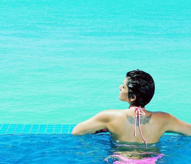 मालदीव में बिकिनी पहन मंदिरा ने पानी में लगाई आग