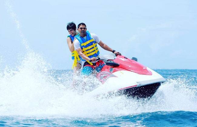 मालदीव में बिकिनी पहन मंदिरा ने पानी में लगाई आग