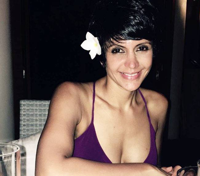 मालदीव में बिकिनी पहन मंदिरा ने पानी में लगाई आग