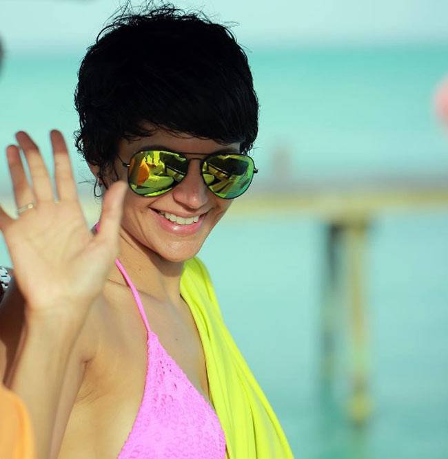 मालदीव में बिकिनी पहन मंदिरा ने पानी में लगाई आग