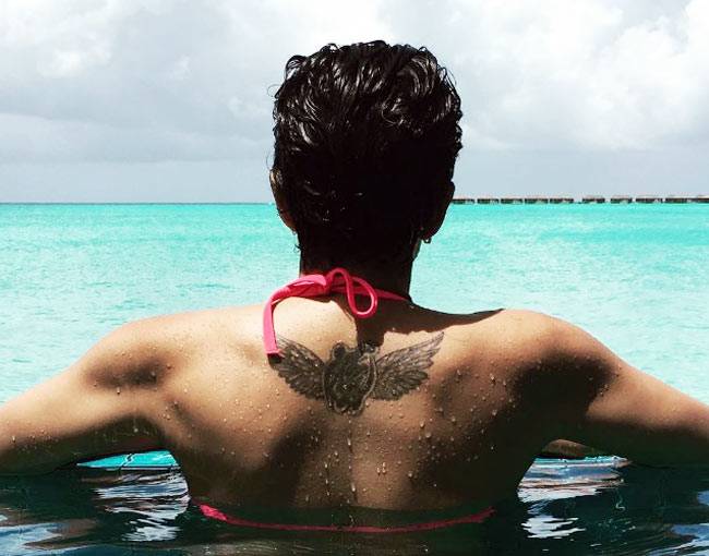 मालदीव में बिकिनी पहन मंदिरा ने पानी में लगाई आग