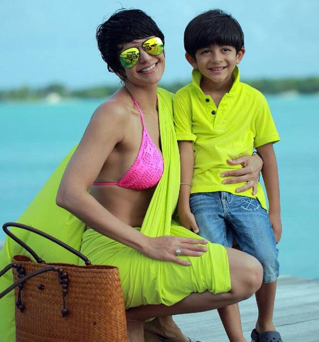 मालदीव में बिकिनी पहन मंदिरा ने पानी में लगाई आग