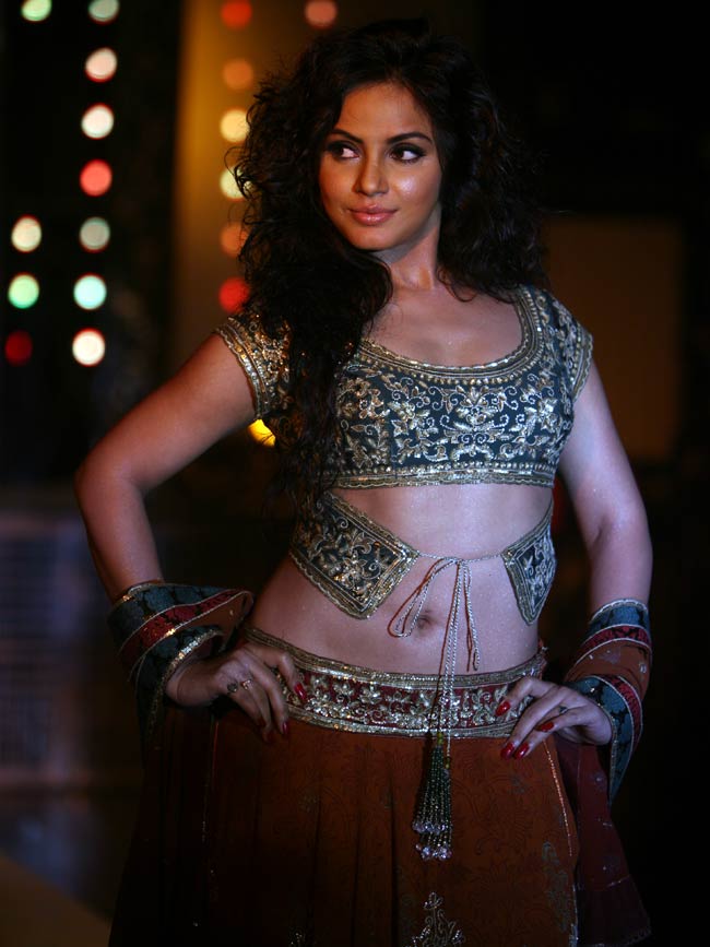 नीतू चंद्रा के बर्थडे पर देखें उनकी अनदेखी तस्‍वीरें...