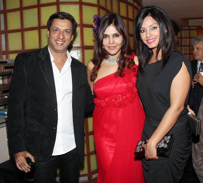 नीतू चंद्रा के बर्थडे पर देखें उनकी अनदेखी तस्‍वीरें...