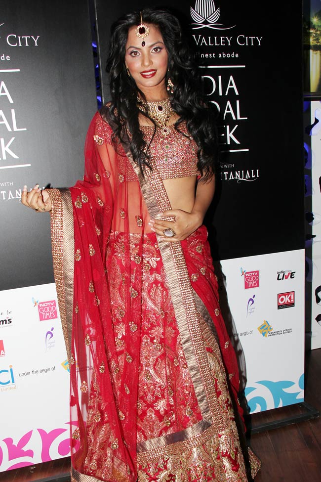 नीतू चंद्रा के बर्थडे पर देखें उनकी अनदेखी तस्‍वीरें...