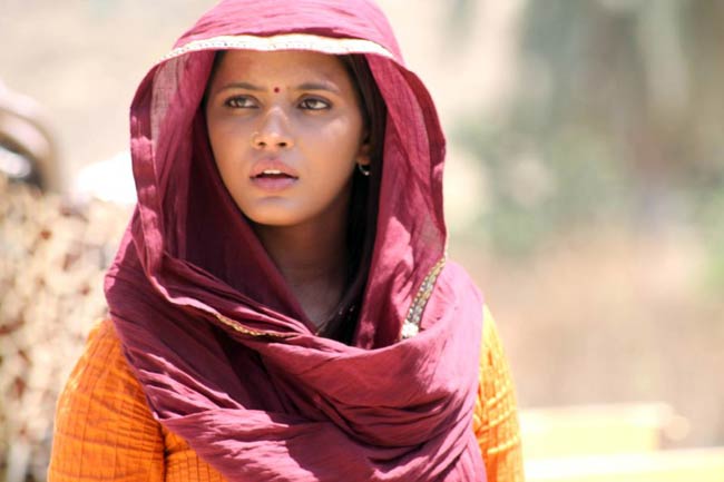 नीतू चंद्रा के बर्थडे पर देखें उनकी अनदेखी तस्‍वीरें...