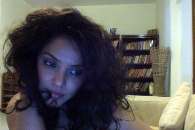 नीतू चंद्रा के बर्थडे पर देखें उनकी अनदेखी तस्‍वीरें...