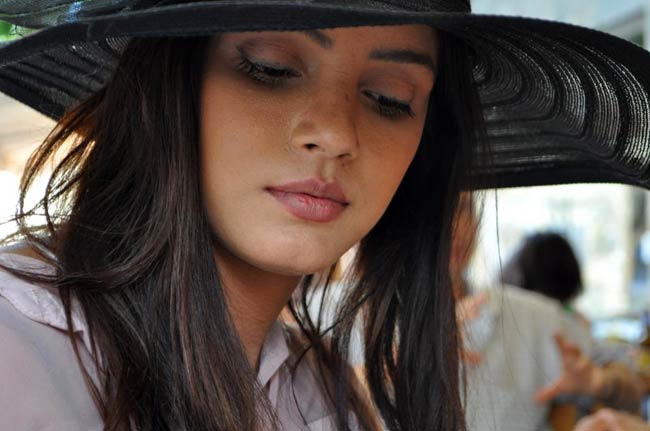 नीतू चंद्रा के बर्थडे पर देखें उनकी अनदेखी तस्‍वीरें...