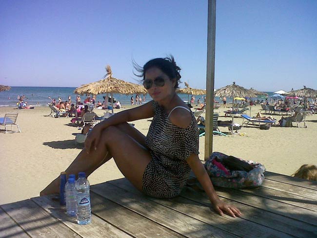 नीतू चंद्रा के बर्थडे पर देखें उनकी अनदेखी तस्‍वीरें...