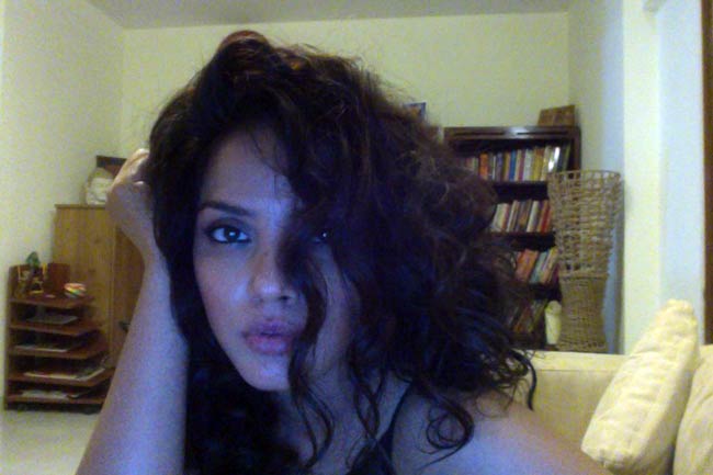 नीतू चंद्रा के बर्थडे पर देखें उनकी अनदेखी तस्‍वीरें...