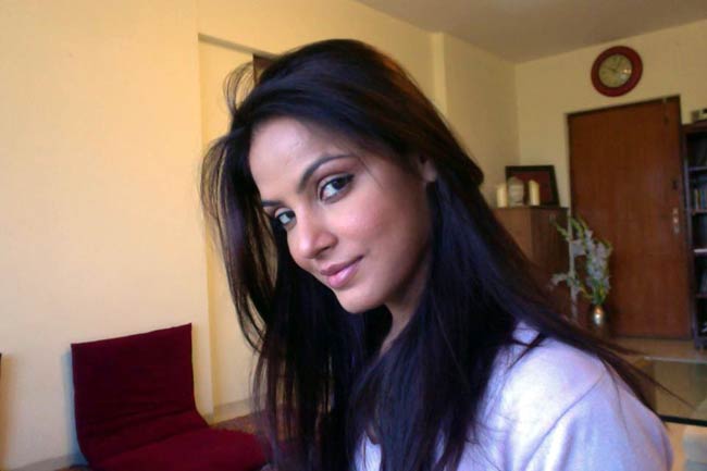 नीतू चंद्रा के बर्थडे पर देखें उनकी अनदेखी तस्‍वीरें...