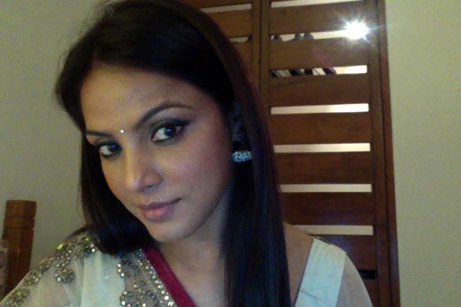 नीतू चंद्रा के बर्थडे पर देखें उनकी अनदेखी तस्‍वीरें...