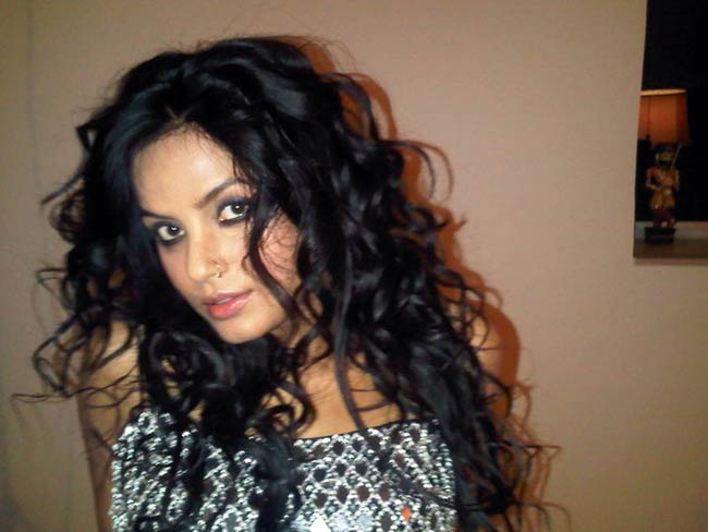 नीतू चंद्रा के बर्थडे पर देखें उनकी अनदेखी तस्‍वीरें...