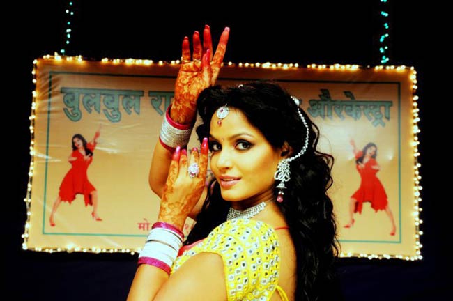 नीतू चंद्रा के बर्थडे पर देखें उनकी अनदेखी तस्‍वीरें...