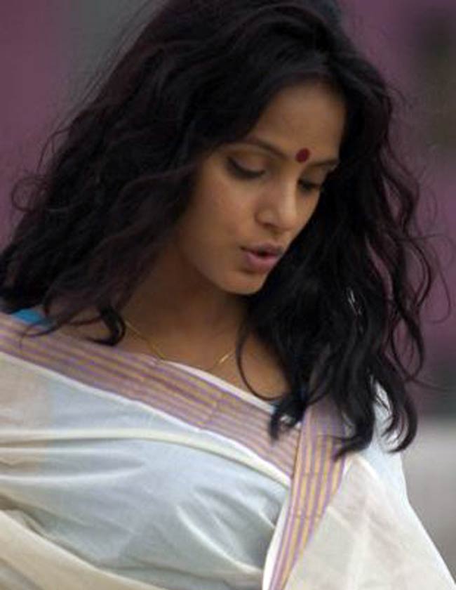 नीतू चंद्रा के बर्थडे पर देखें उनकी अनदेखी तस्‍वीरें...