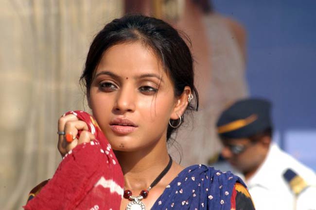 नीतू चंद्रा के बर्थडे पर देखें उनकी अनदेखी तस्‍वीरें...