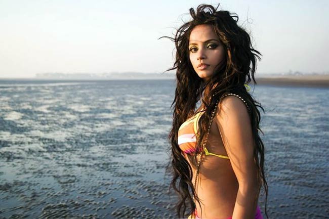 नीतू चंद्रा के बर्थडे पर देखें उनकी अनदेखी तस्‍वीरें...