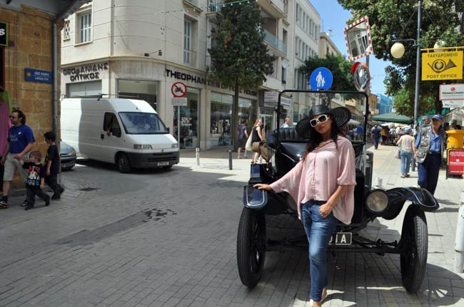 नीतू चंद्रा के बर्थडे पर देखें उनकी अनदेखी तस्‍वीरें...