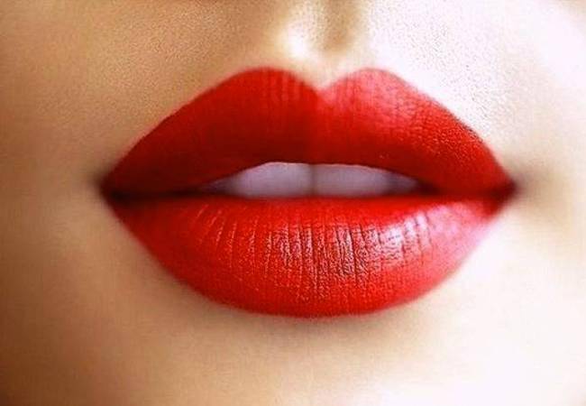 दीपिका-करीना की तरह आप भी रेड लि‍पस्टिक लगाती हैं तो...