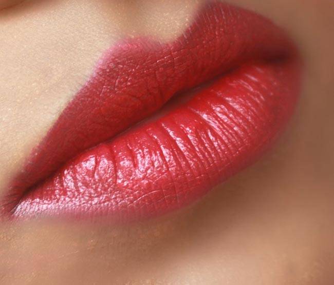 दीपिका-करीना की तरह आप भी रेड लि‍पस्टिक लगाती हैं तो...